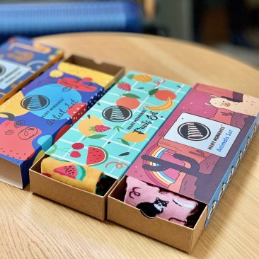 tekturowe pudelko na skarpetki