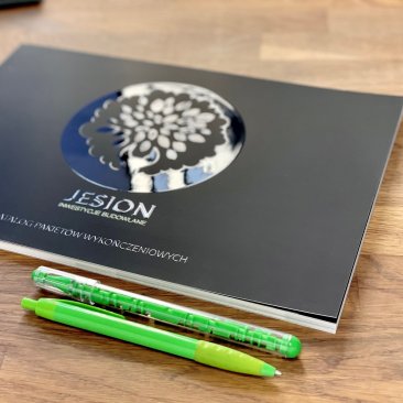 okladka z lakierem 3D