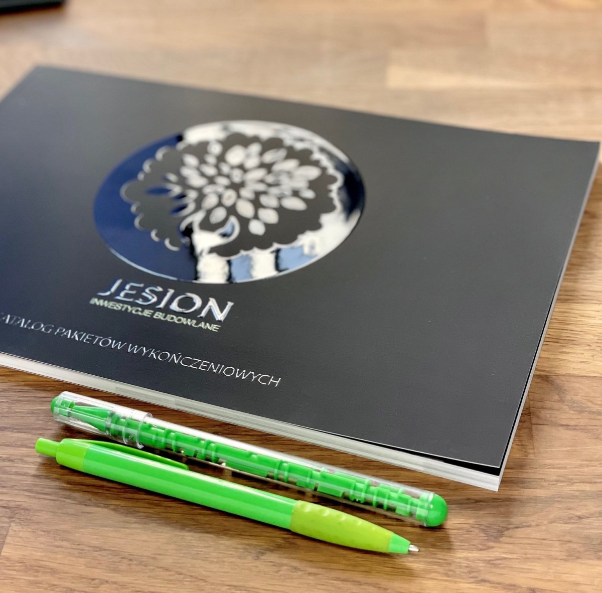 okladka z lakierem 3D